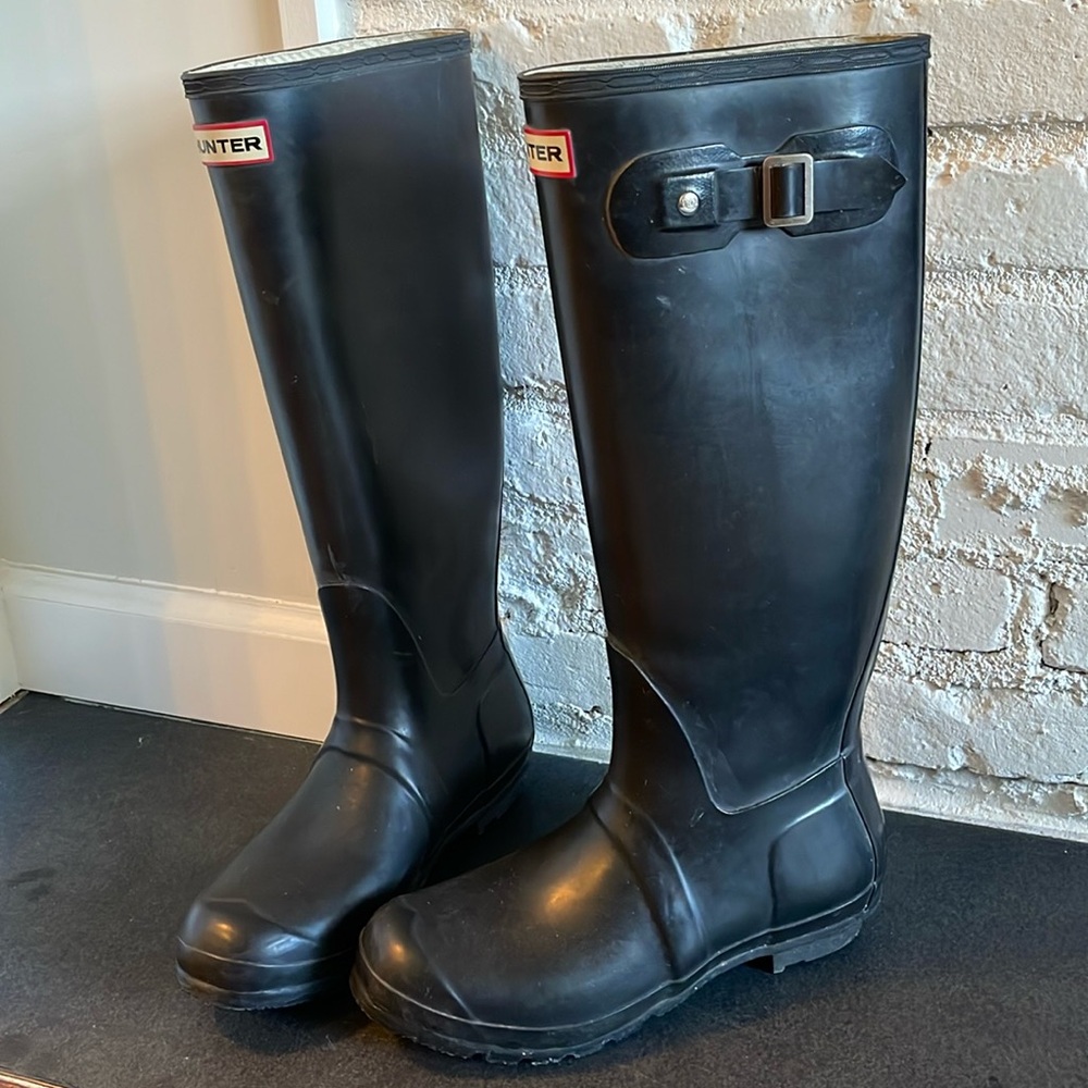 The original Wellington boot. Tall women’s Hunter rain boots in black.